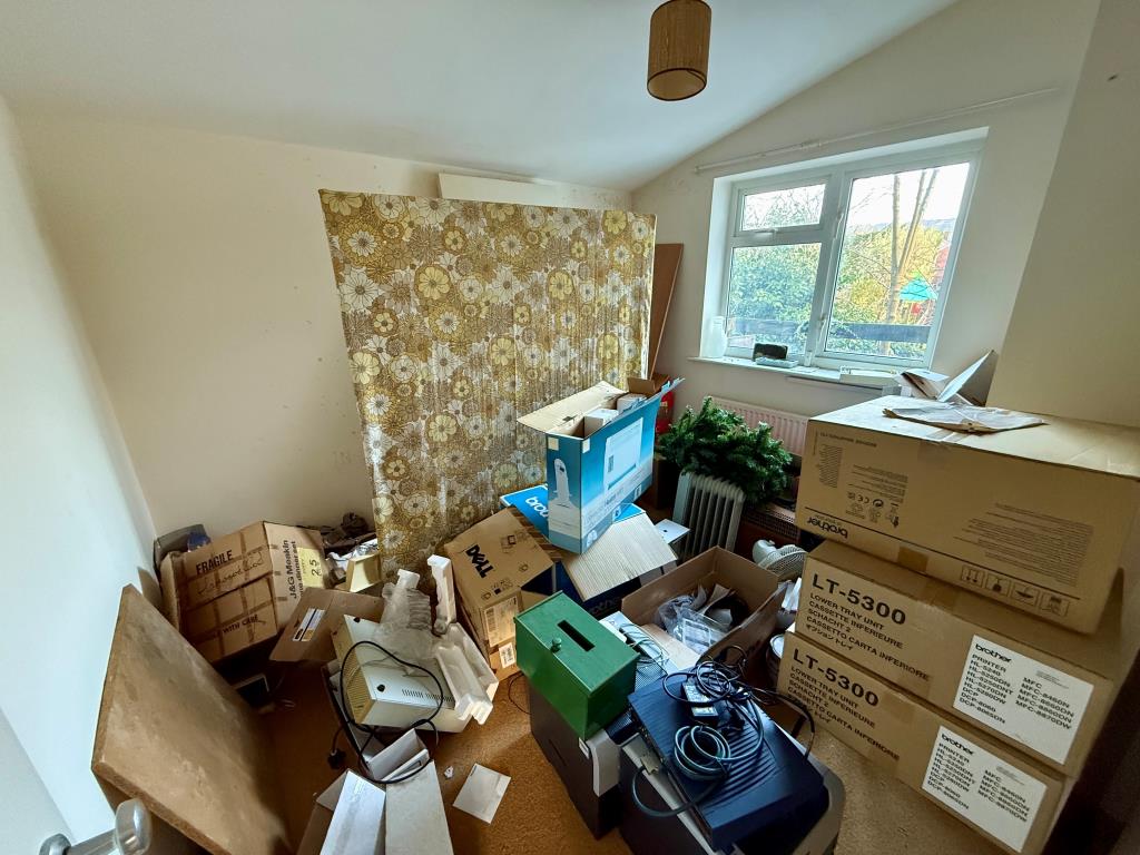 Lot: 58 - DOCTORS SURGERY WITH VACANT UPPER PARTS OFFERING POTENTIAL - Room four